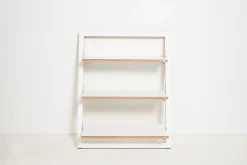 AMBIVALENZ Fläpps Lehnregal weiß