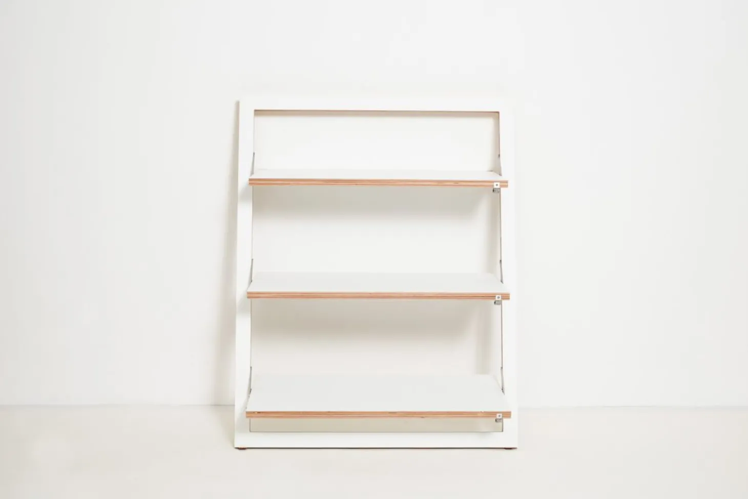 AMBIVALENZ Fläpps Lehnregal weiß