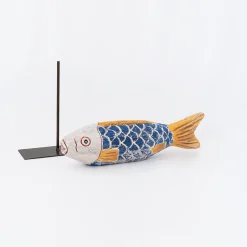 Batela Fisch in Holz in leuchtenden Farben geschnitzt rotbraun