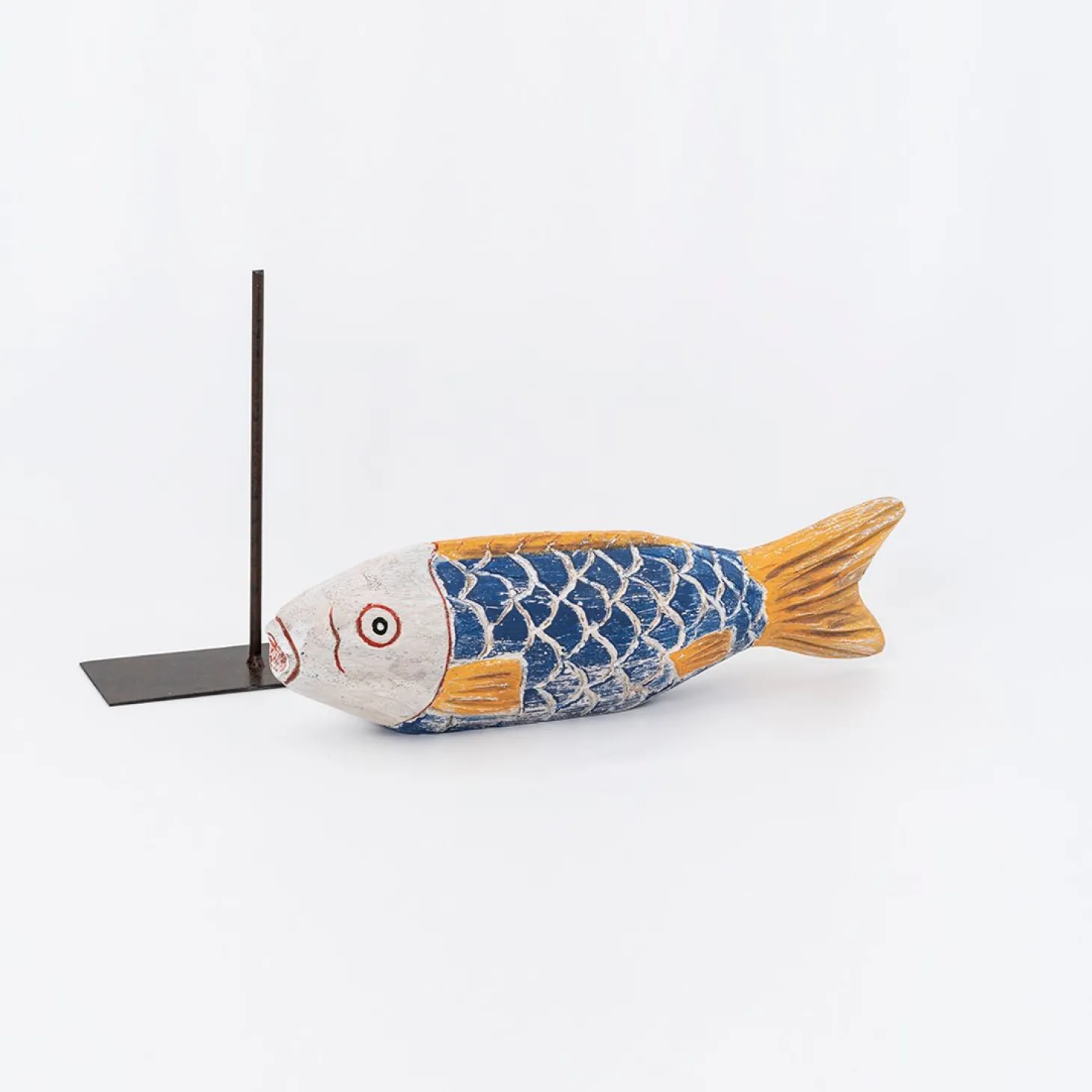 Batela Fisch in Holz in leuchtenden Farben geschnitzt rotbraun