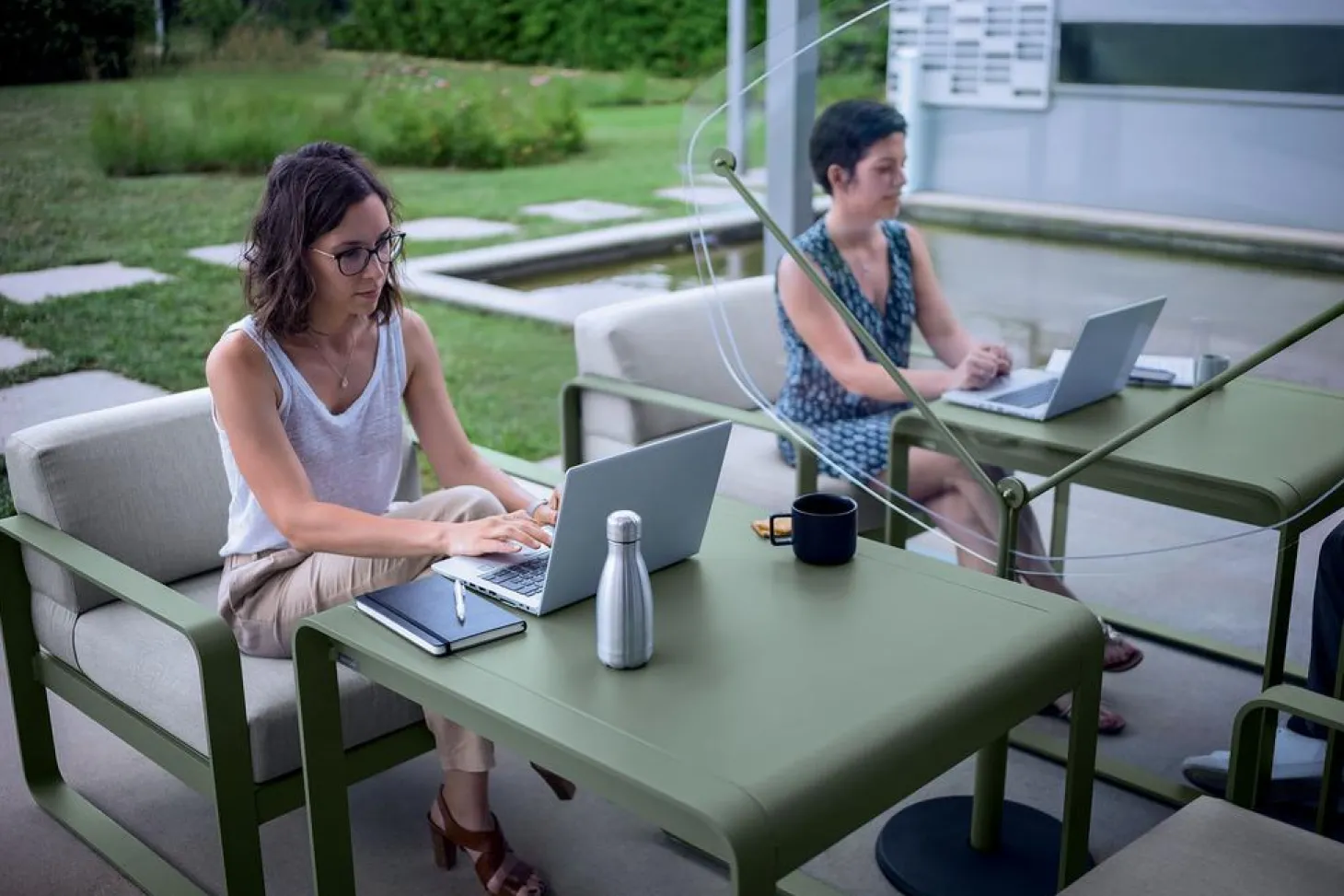 Fermob Bellevie halbhoher Lounge-Tisch Anthrazit 74 x 80 cm