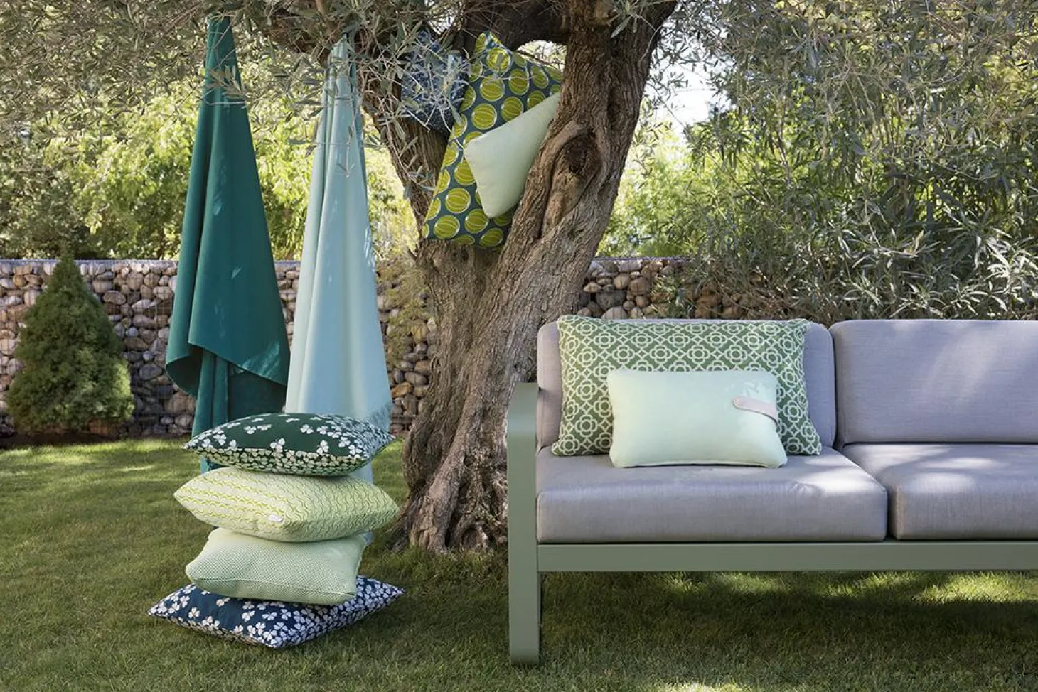 Fermob Bellevie Lounge-Sofa 2-Sitzer 48 Rosmarin 79 Flanellgrau