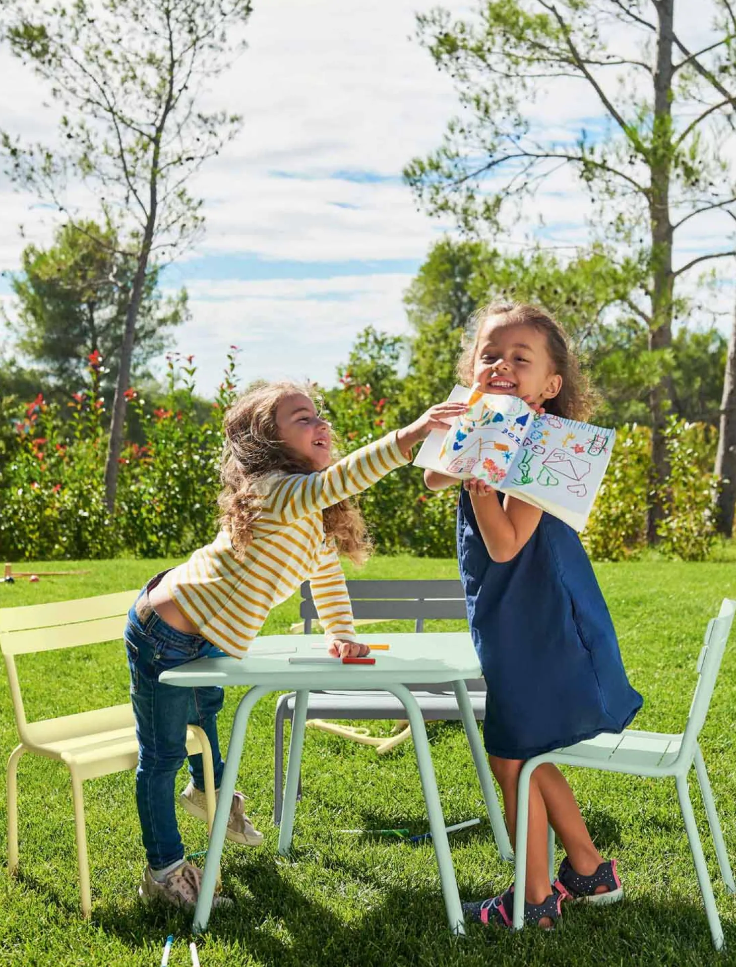 Fermob Kinderstuhl Luxembourg Kid aus Aluminium Zederngrün
