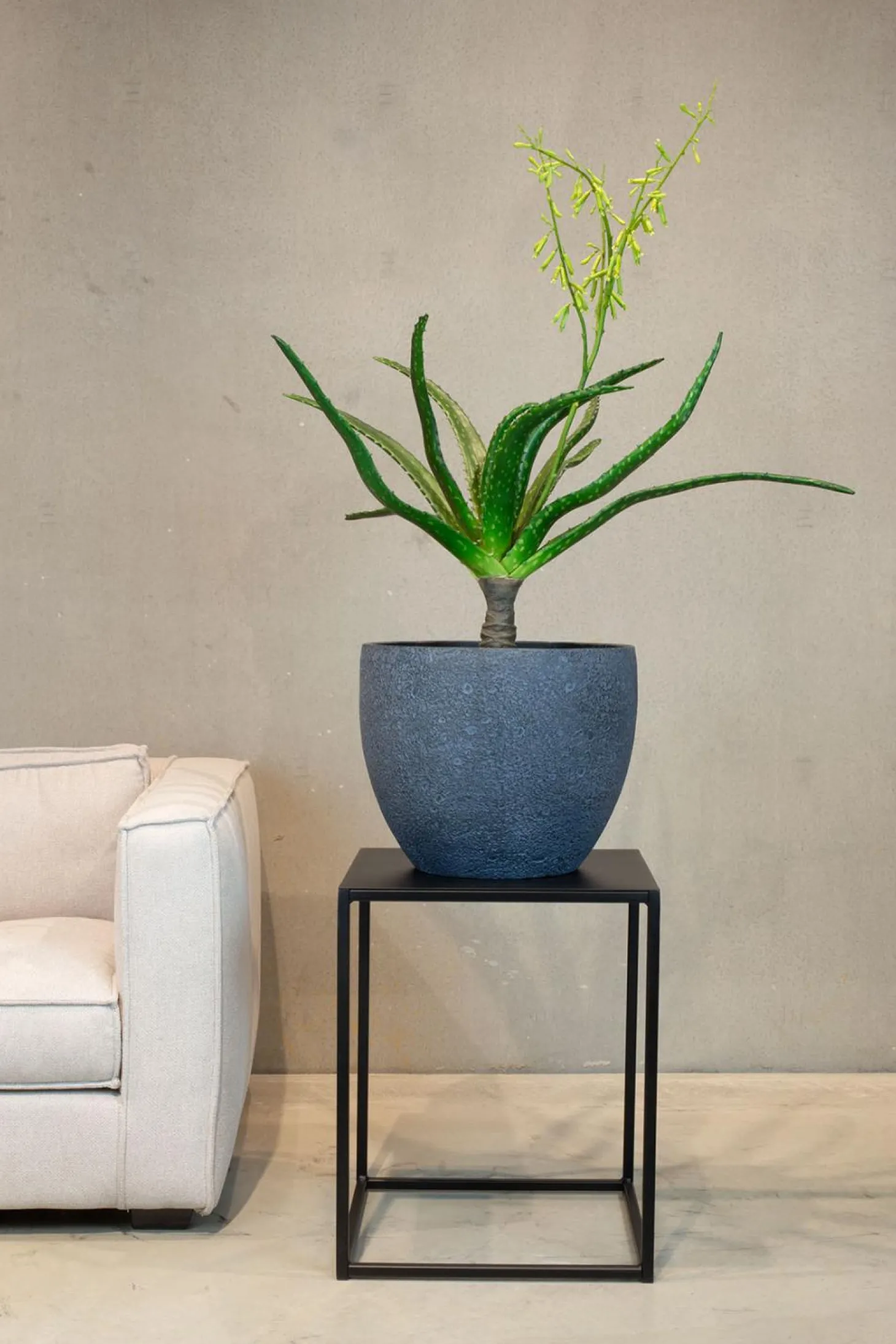 Fleur Ami Gritto handgefertigter Übertopf aus Beton 36 x 30 cm anthrazit