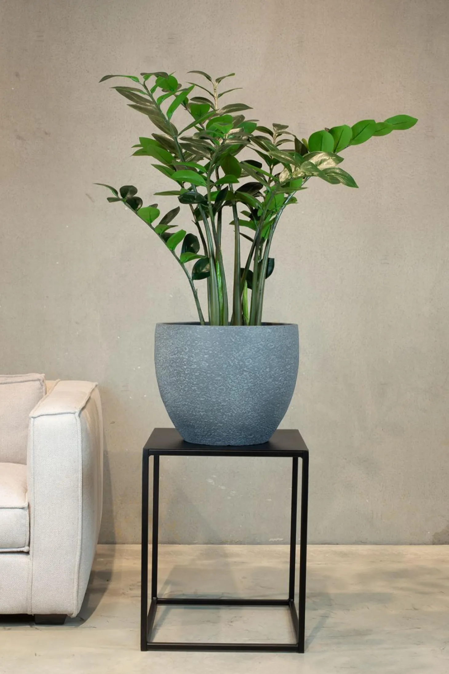 Fleur Ami Gritto handgefertigter Übertopf aus Beton 36 x 30 cm anthrazit