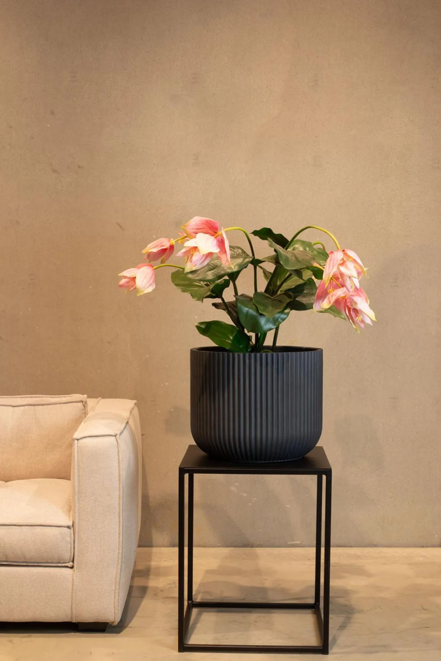 Fleur Ami Linea Betontopf mit geriffelter Oberfläche Ø 37 cm, Höhe 30 cm anthrazit