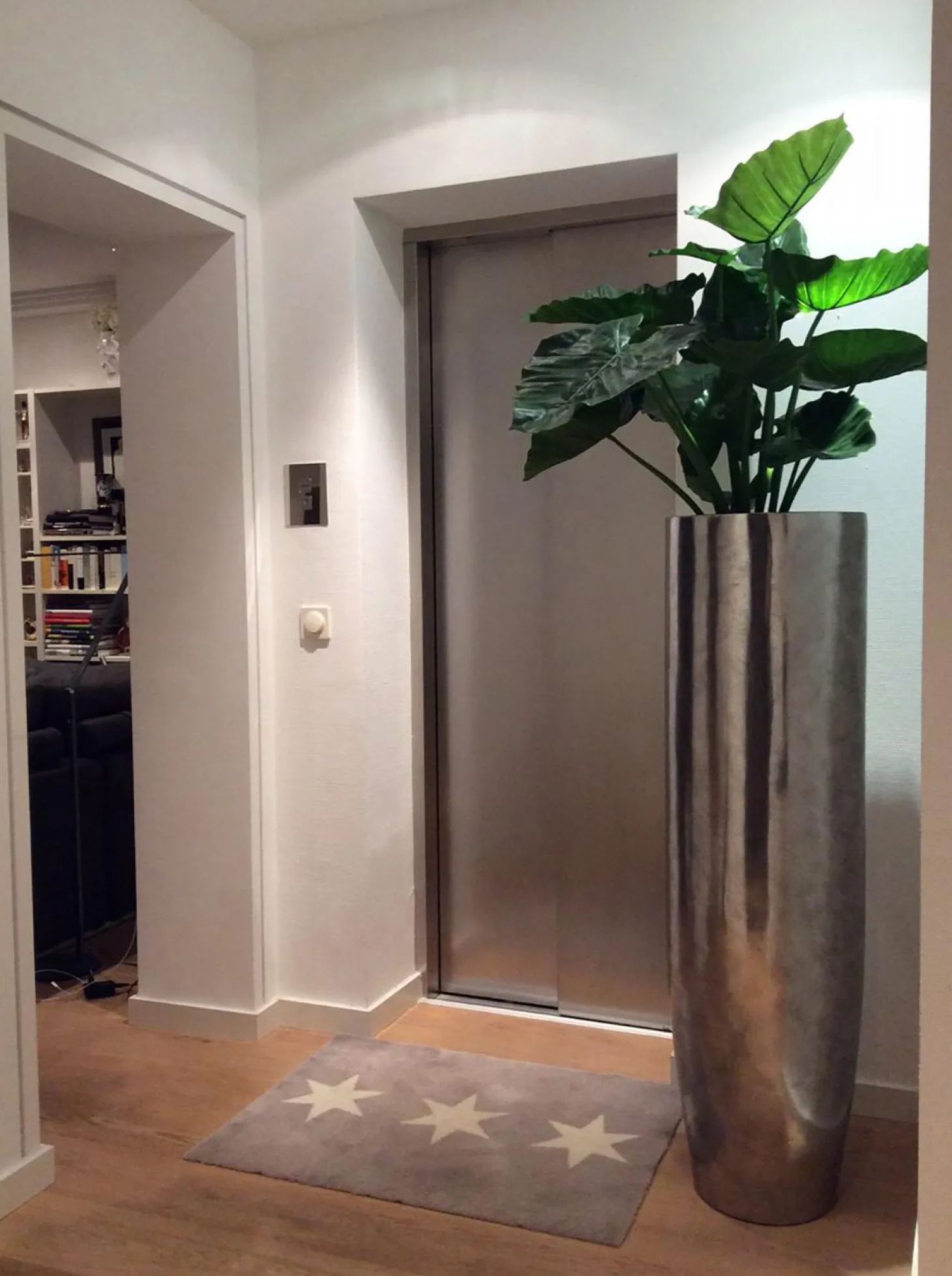 Fleur Ami Pandora elegante Bodenvase Ø 35 cm, Höhe 90 cm silver leaf