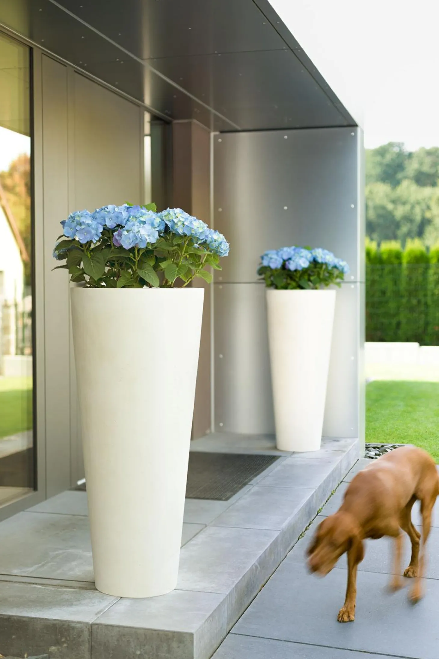 Fleur Ami Polystone Conical Outdoor Bodenvase Ø 43 cm, Höhe 80 cm grau