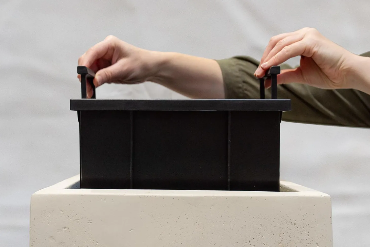 Fleur Ami Polystone Pflanzsäule für morderne Bepflanzung 35 x 70 cm grau