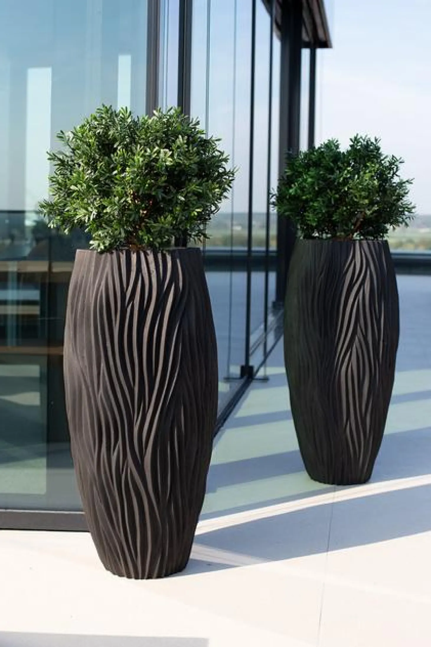 Fleur Ami River Bodenvase wellenförmige Struktur Ø 38 cm, Höhe 70 cm schwarz