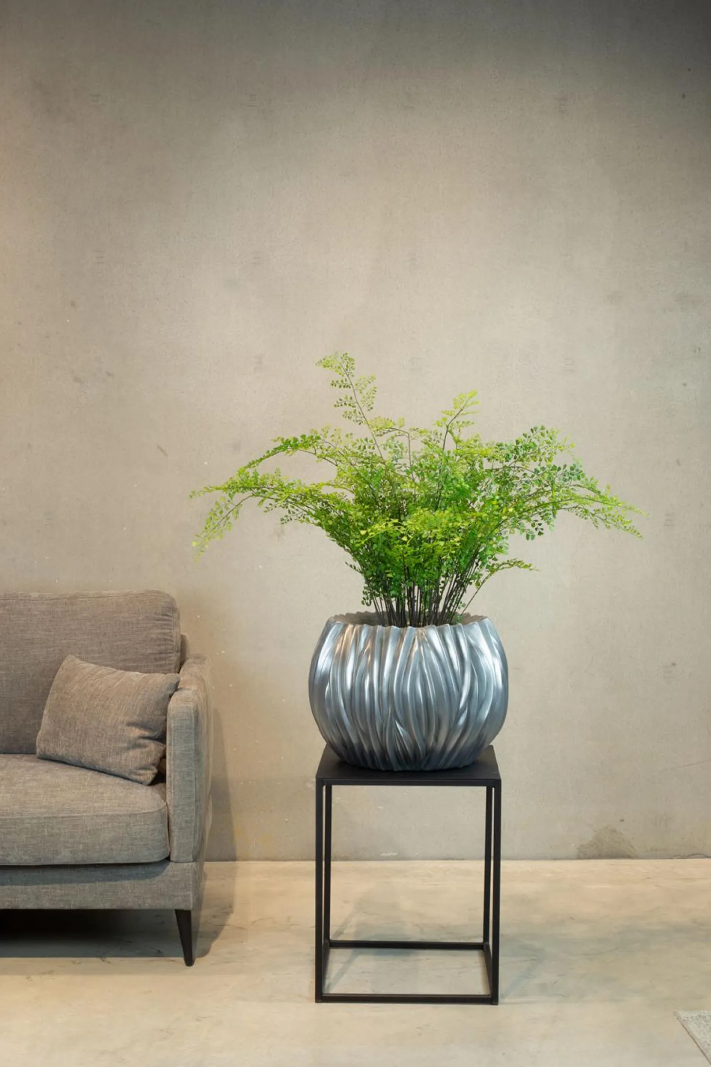 Fleur Ami River großer Übertopf - wellenartige Oberfläche Ø 45 cm, Höhe 35 cm aluminium