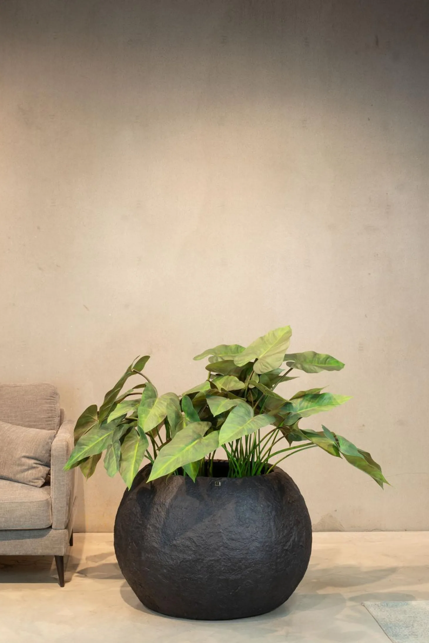 Fleur Ami Rocky Gobe Pflanzkugel mit Metallpigmenten Ø 60 cm, Höhe 43 cm black granite