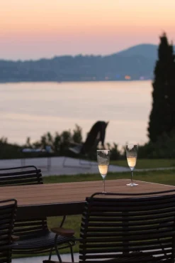 HOUE Outdoor Esstisch Four - schwarzes Gestell 160 x 90 cm