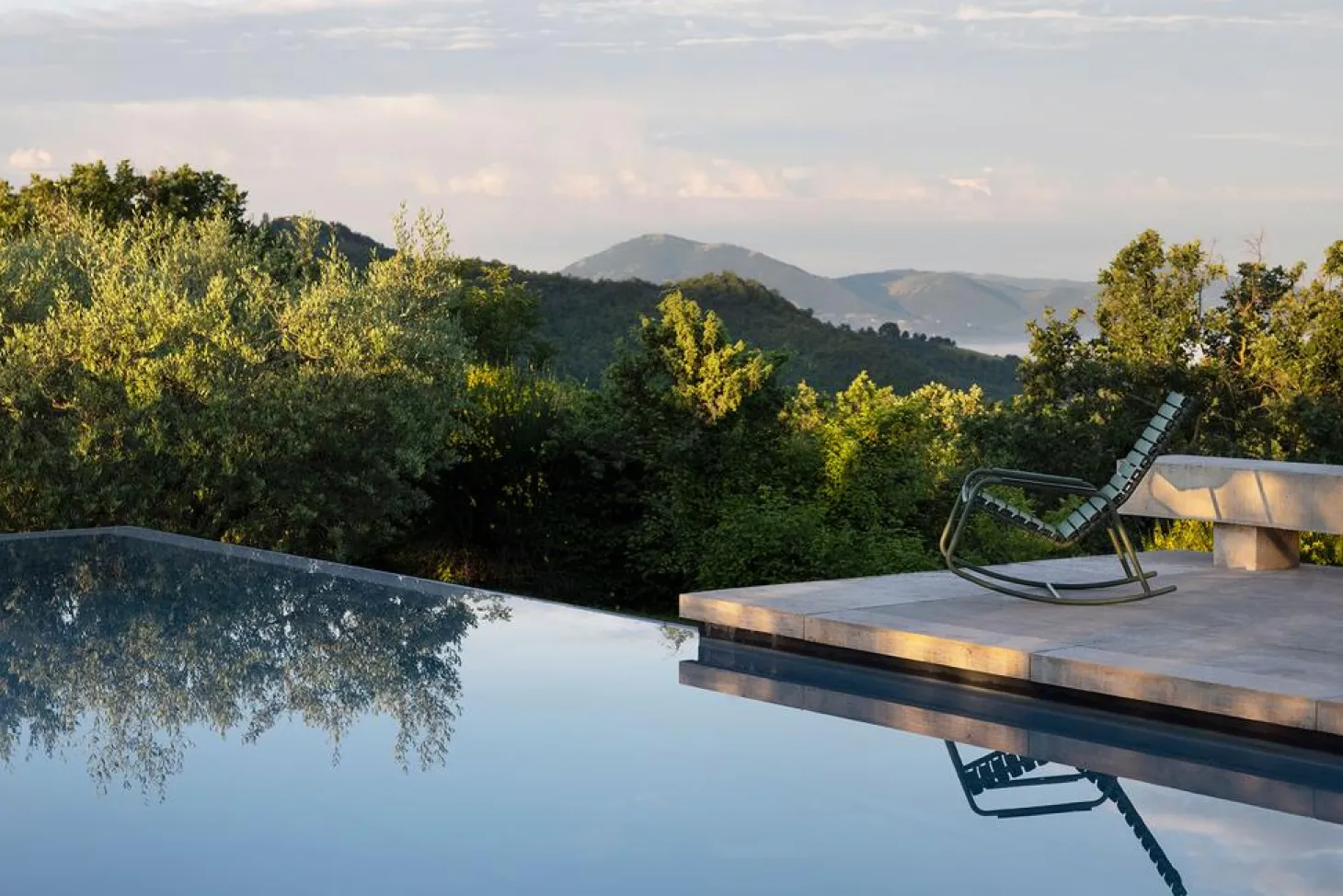 HOUE ReCLIPS Outdoor Schaukelstuhl schwarz, Armlehnen Bambus