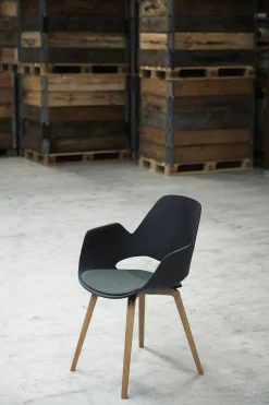 HOUE Schalenstuhl FALK Eiche massiv mit Armlehne ohne Polster