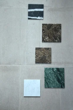 Jan Kurtz Beistelltisch Pino Marmor Säulenform Gestell lunasilber Platte guatemala