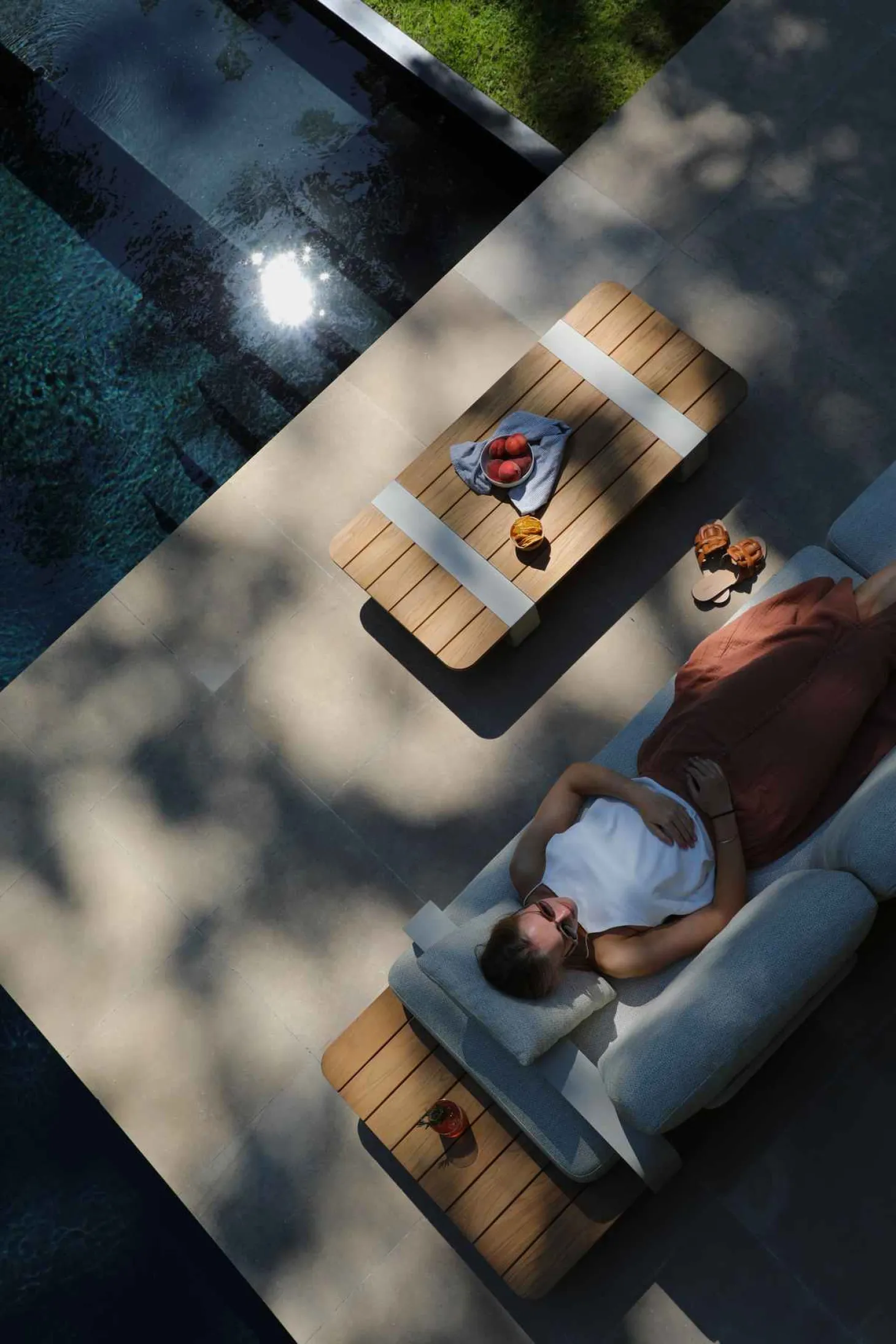 4-M Design Dox flacher Lounge Tisch mit Teak Oberfläche