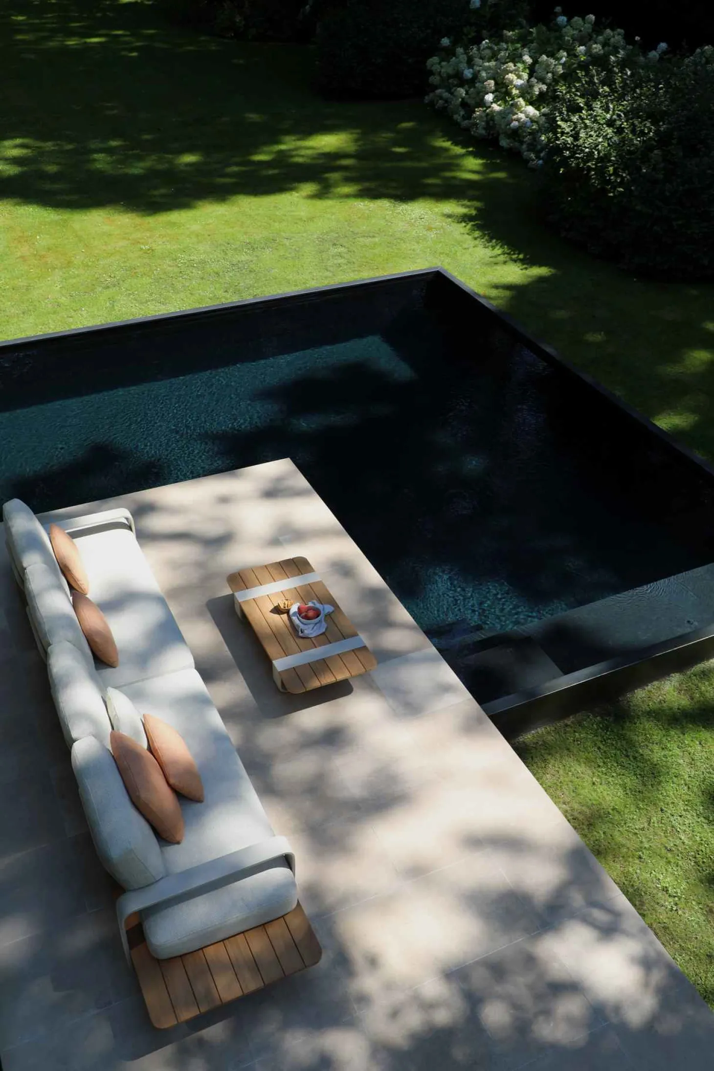 4-M Design Dox flacher Lounge Tisch mit Teak Oberfläche