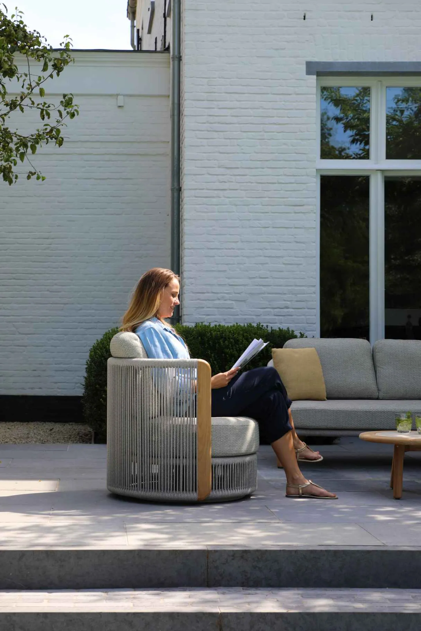 4-M Design Haven Drehbarer Outdoor Lounge-Sessel in Mokka