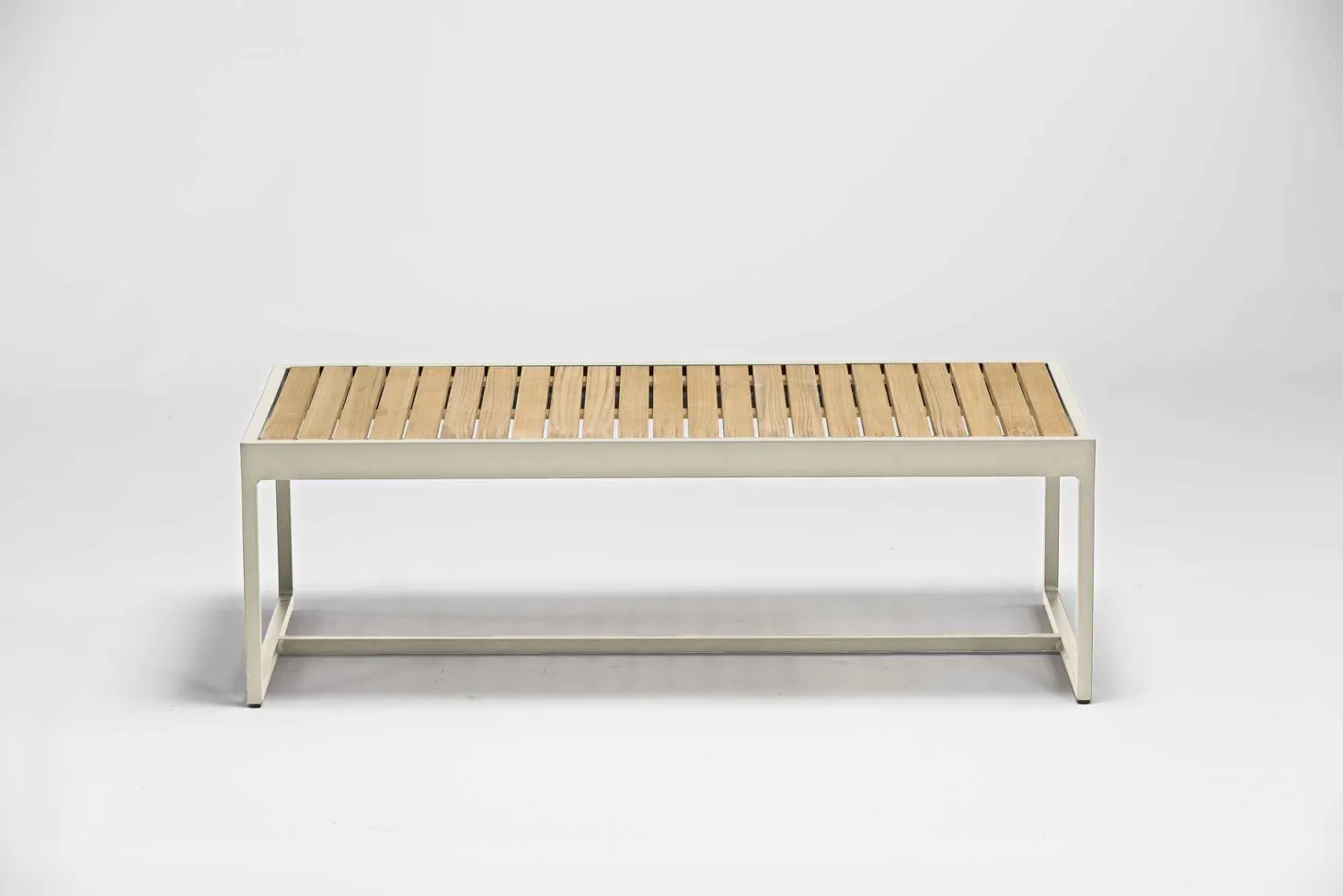 4-M Design Nest flacher Outdoor Beistelltisch aus Teak Oberfläche Mokka