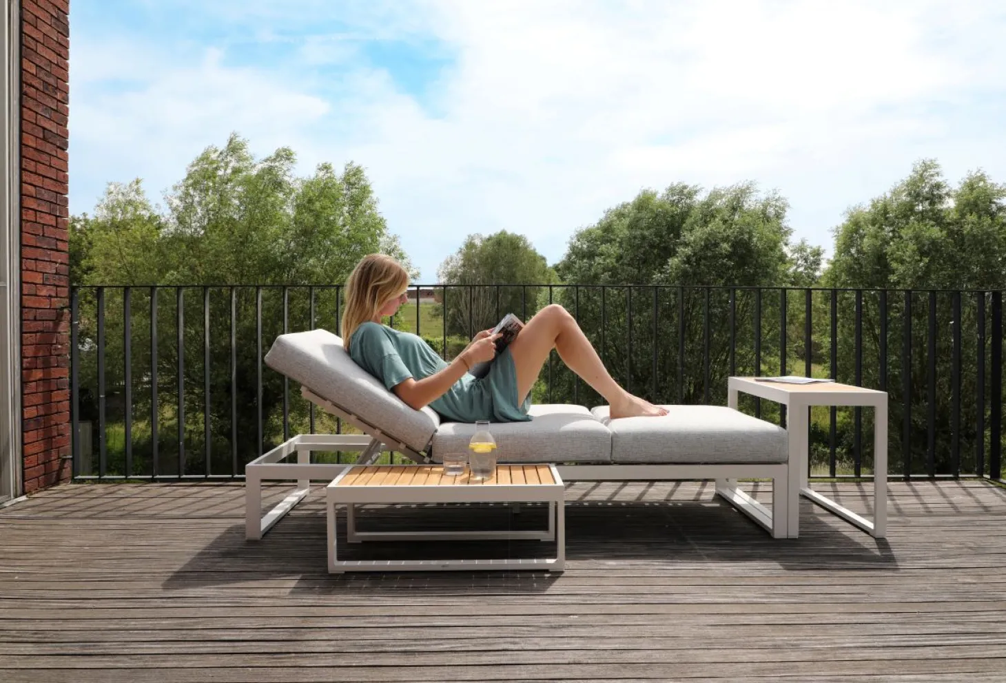 4-M Design Nest flacher Outdoor Beistelltisch aus Teak Oberfläche Mokka