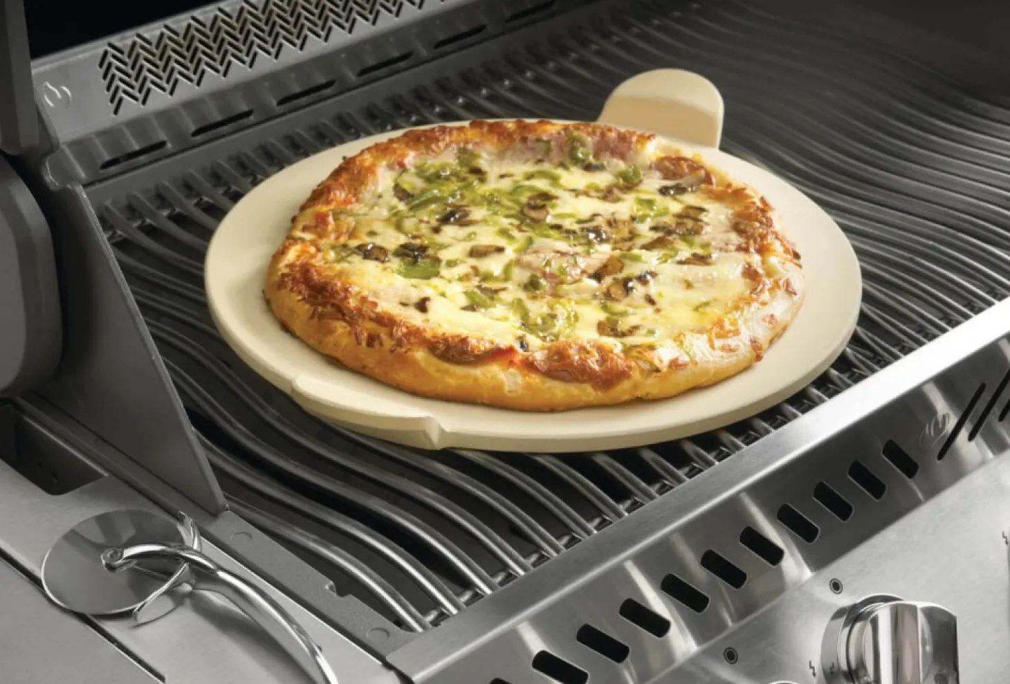 Napoleon PRO Pizzastein mit Pizzaschneider