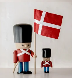 Novoform Dänische Königliche Garde - Holzfigur schwarze Uniform 9,8 x 9,3 x 22 cm