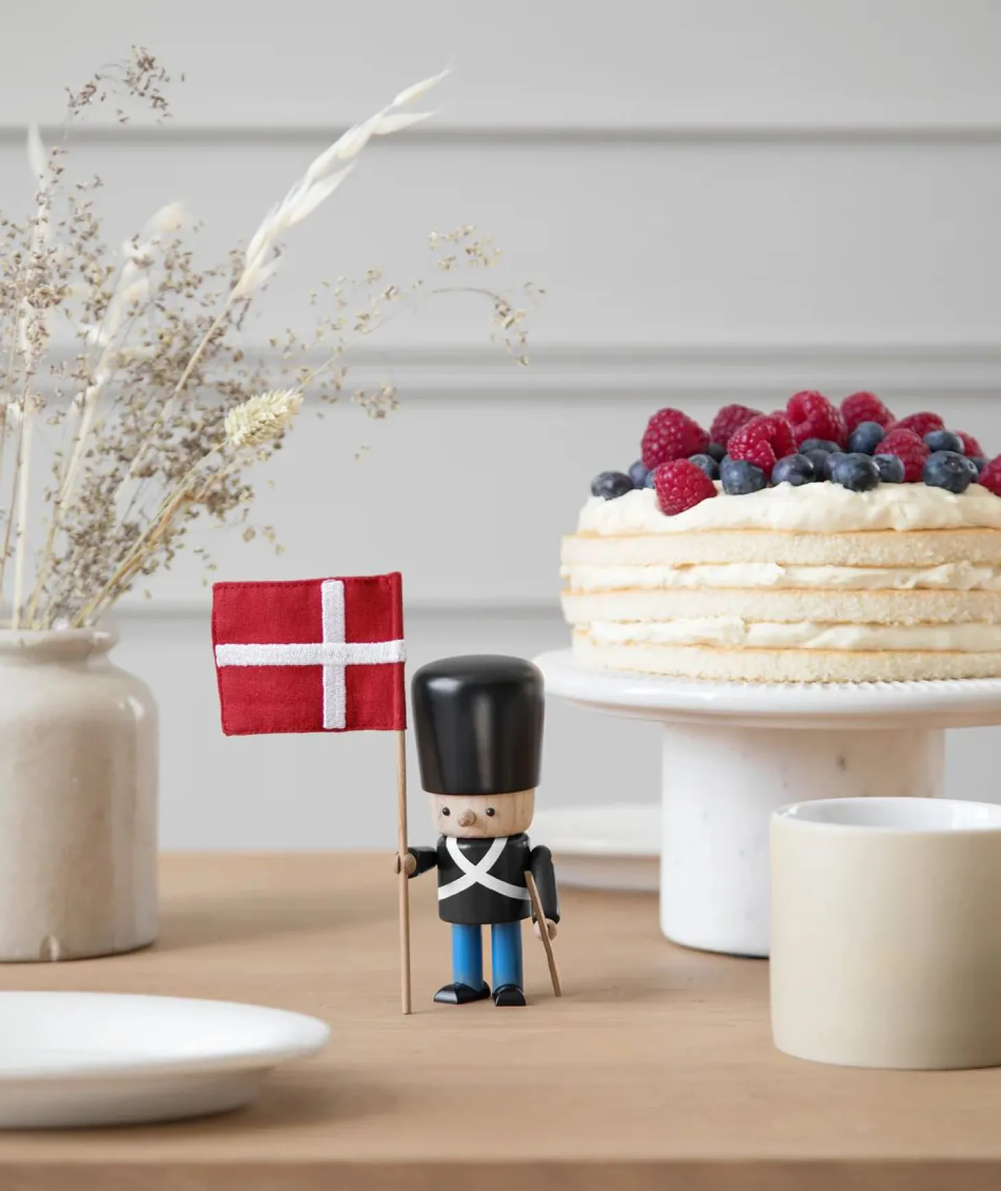 Novoform Dänische Königliche Garde - Holzfigur schwarze Uniform 9,8 x 9,3 x 22 cm