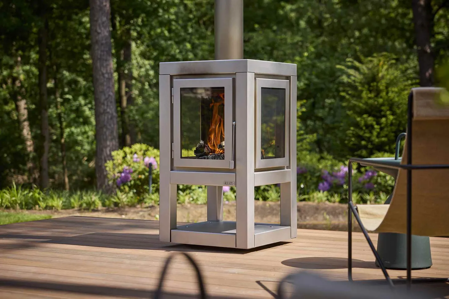 RB73 Quaruba Außenkamin Edelstahl matt Ohne Rollen 1 Seite Glas L