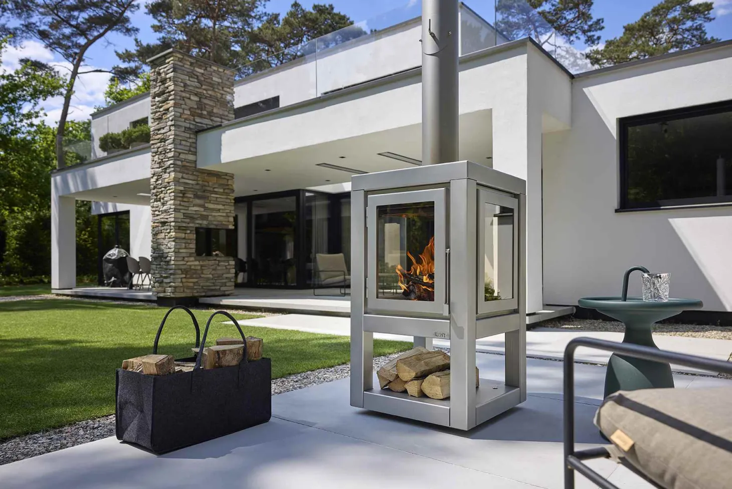 RB73 Quaruba Außenkamin Edelstahl matt Ohne Rollen 1 Seite Glas L