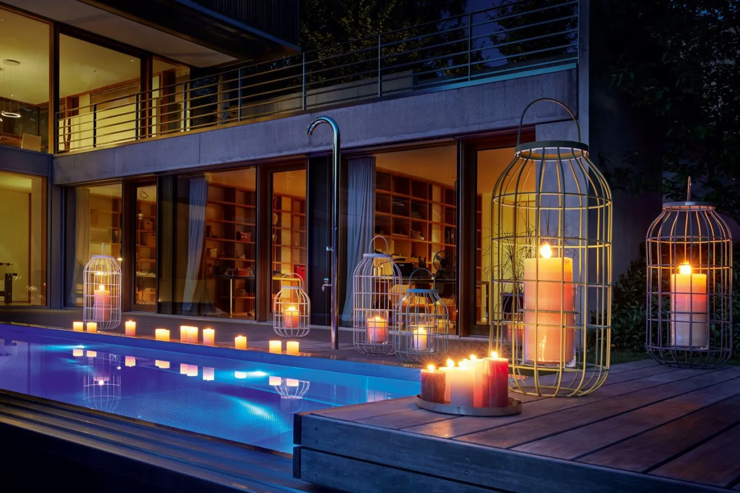 Weishäupl Laterne aus Aluminium mit Glaseinsatz Weiß 43x77 cm