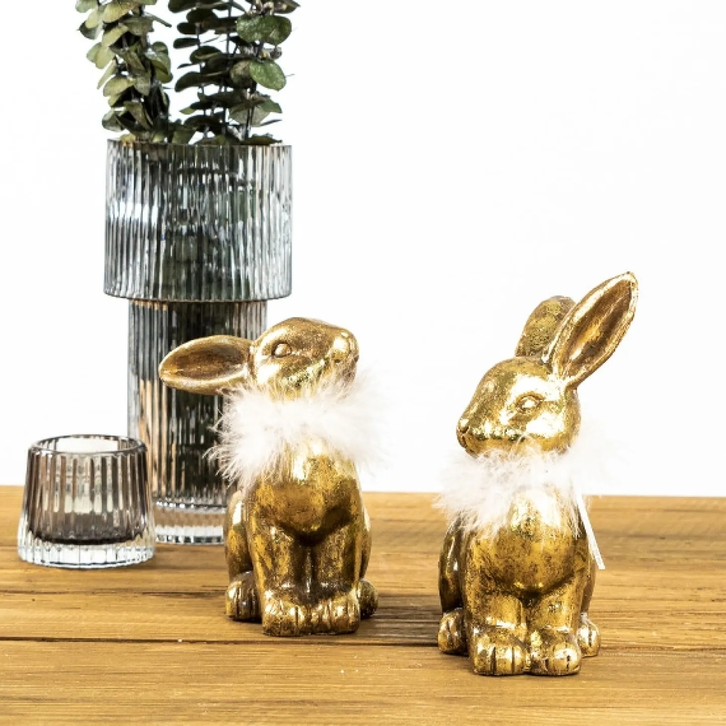 Werner Voß Hase mit Federboa, gold, Ohren angelegt T 12/ B 9 / H 12,5 cm